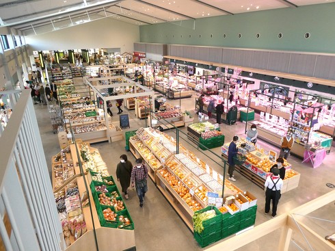 日常食材もキャンプ食材もそろう。天神屋の「しぞーかおでん」も通年販売