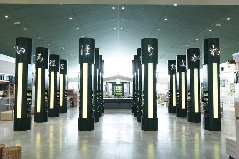 緑茶の世界を楽しめるKADODE OOIGAWA ショップ