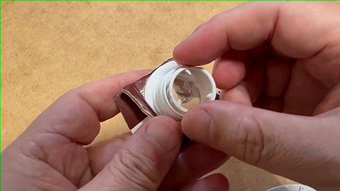 紙パックのふた・ギザギザのパーツをセットするところ