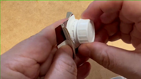 紙パックのふた・ふたを回すところ