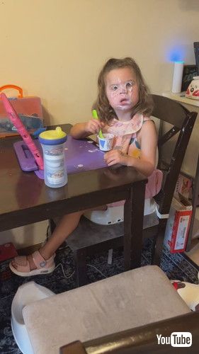 「Twin 4-Year-Old Girl Bored with Yogurt || ViralHog」