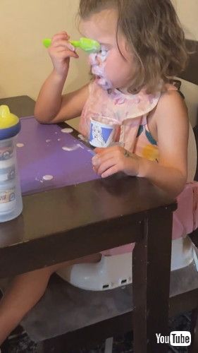 「Twin 4-Year-Old Girl Bored with Yogurt || ViralHog」