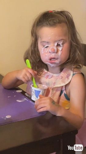 「Twin 4-Year-Old Girl Bored with Yogurt || ViralHog」