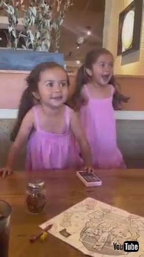 「Twins Start Crying as Soon as People Start Singing "Happy Birthday" to Them - 1368999」