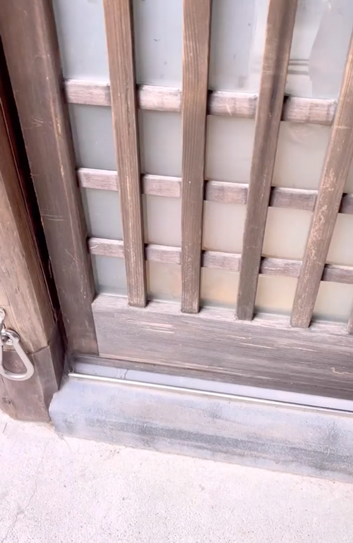 眠そうな顔でお出迎えしてくれるワンコ