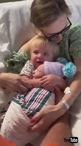 「Toddler Gets Overwhelmed to Meet New Baby Brother - 1370223」