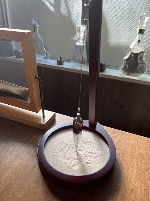 地震のあとに記録された砂紋が話題　振り子が幾何学模様を描くインテリア雑貨に「欲しい」「『悪魔が来たりて笛を吹く』だ」などの声も