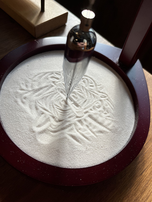 地震のあとに記録された砂紋が話題　振り子が幾何学模様を描くインテリア雑貨に「欲しい」「『悪魔が来たりて笛を吹く』だ」などの声も