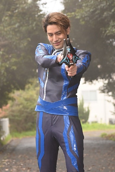 「ウルトラマンデッカー」で小柳友が演じているアサカゲ ユウイチロウ博士ことバズド星人アガムス