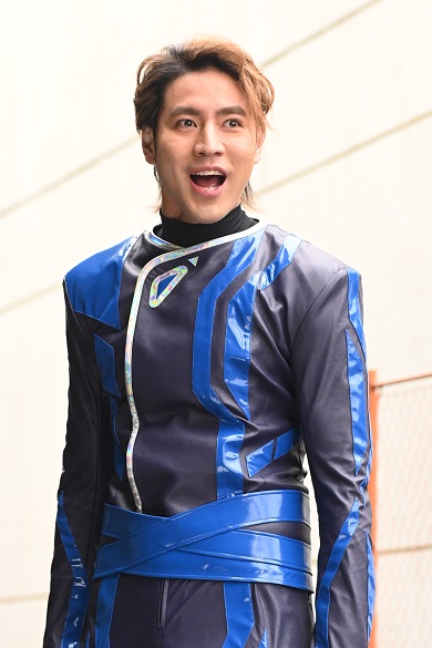 「ウルトラマンデッカー」で小柳友が演じているアサカゲ ユウイチロウ博士ことバズド星人アガムス