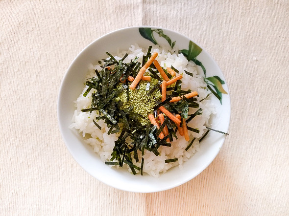 ごはんにお茶漬けのもとを混ぜ込んでおにぎりを作る画像