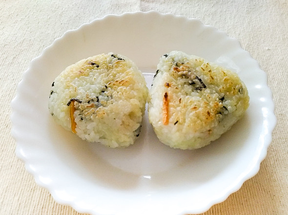 ごま油でおにぎりをカリッと焼いた画像