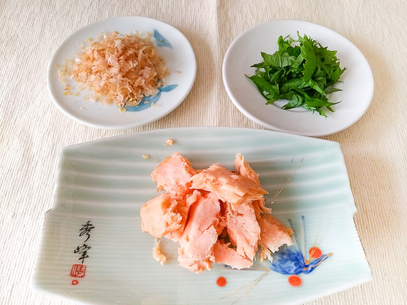 鮭をほぐして好みの薬味を用意する画像
