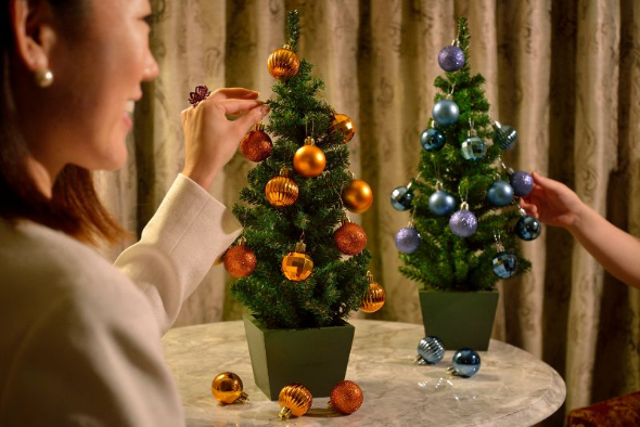 好きな色のオーナメントを卓上クリスマスツリーに自由に飾り付けできる
