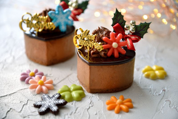 好きな色のデコレーションが付いたミニクリスマスケーキ