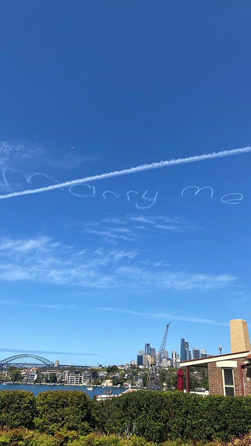 飛行機雲で描かれた「marry me（結婚しよう）」がオーストラリア上空に出現　壮大なプロポーズに「お幸せに〜」と観光局も反応