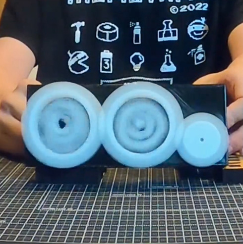 「社会の歯車」を大回転した結果　1分間に1万6500回まわる動画が風刺的かも