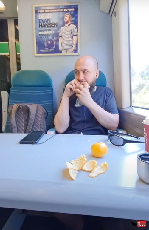 サンドイッチが欲しいワンコ