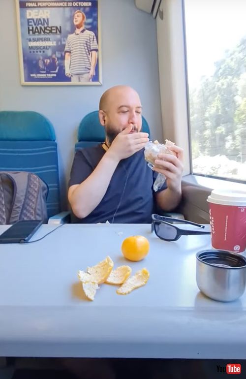 サンドイッチが欲しいワンコ