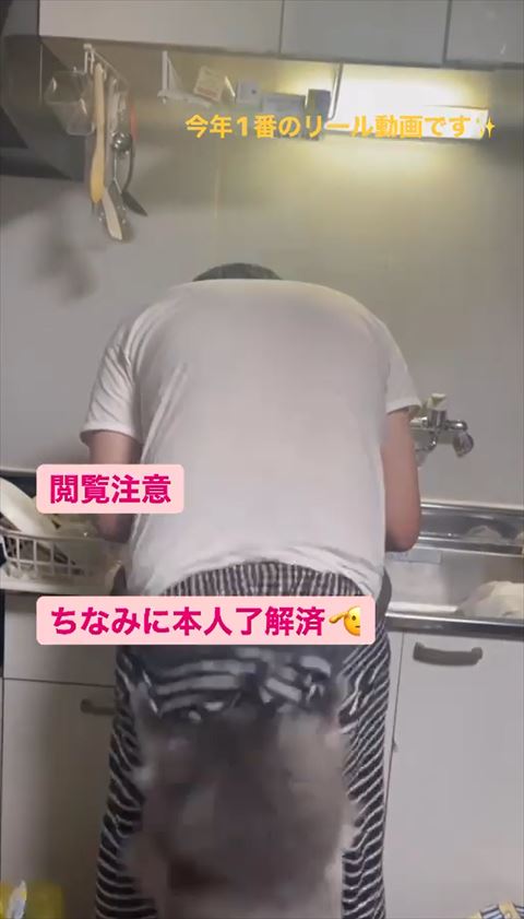 ズボンにつかまる猫