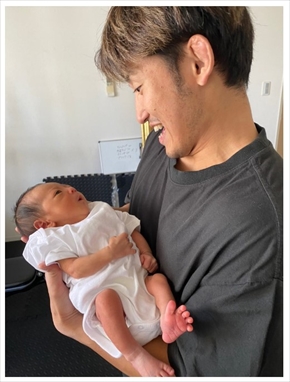 息子をあやす才賀紀左衛門