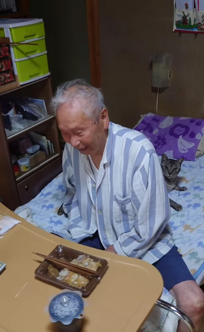 座るおじいちゃん