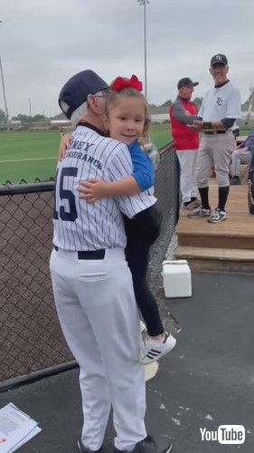 孫娘をはぐするおじいちゃん