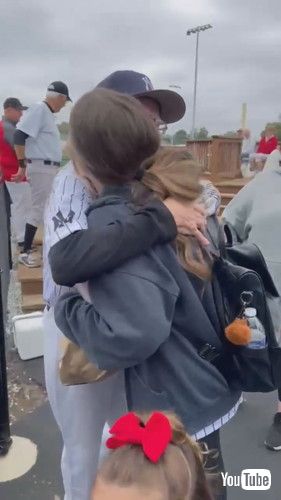 娘をはぐするおじいちゃん