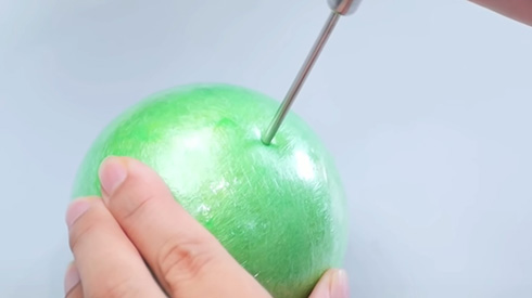 カッターでなぞると幾重にも色が出現　テープボールを切る動画が見入ってしまう中毒性がすごい