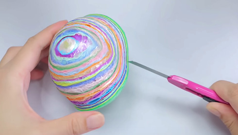 カッターでなぞると幾重にも色が出現　テープボールを切る動画が見入ってしまう中毒性がすごい
