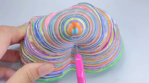 カッターでなぞると幾重にも色が出現　テープボールを切る動画が見入ってしまう中毒性がすごい
