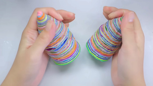 カッターでなぞると幾重にも色が出現　テープボールを切る動画が見入ってしまう中毒性がすごい
