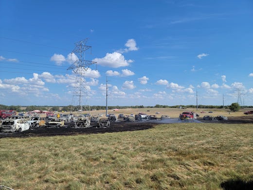 火災 自動車 駐車場 アメリカ テキサス 農場 タバコ ポイ捨て