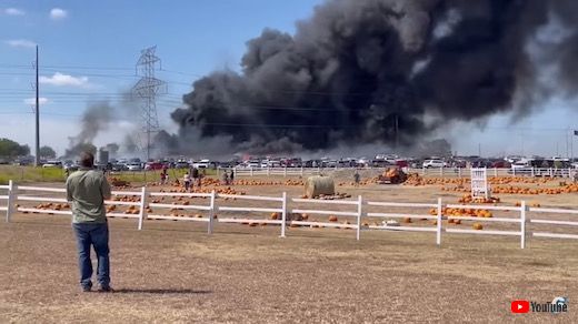 火災 自動車 駐車場 アメリカ テキサス 農場 タバコ ポイ捨て