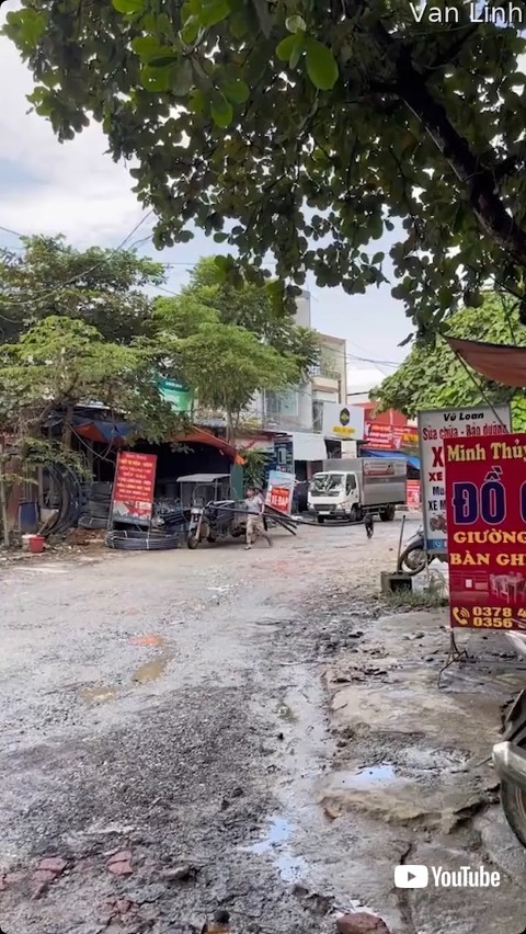 砂利道を進む男性