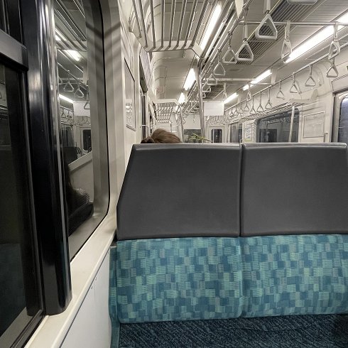 座っている人に近づいて行く