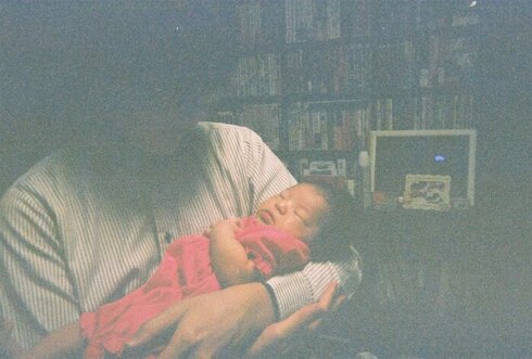 “写ルンです”を現像したら顔が真っ黒に塗りつぶされた写真が――　まるで「行方不明の父を探すための唯一の手がかり」のようだと話題