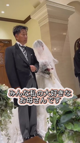 お母さんが身支度する花嫁