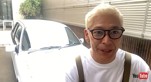 修理した愛車「カルタス GT-i」を紹介する亮さん