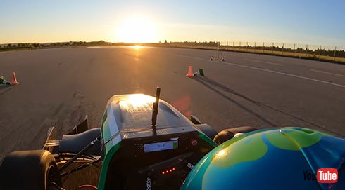 コースを爆走するE0711-11 EVO