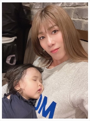 内山信二の娘を寝かしつける吉田沙保里