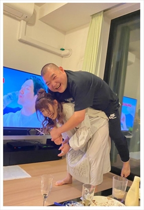 内山信二をおんぶする吉田沙保里