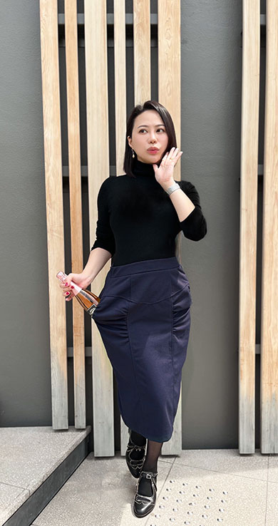 タイトスカートのポケットから酒瓶を出すところ