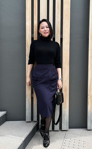 酒瓶が自然に出てくるタイトスカート外観