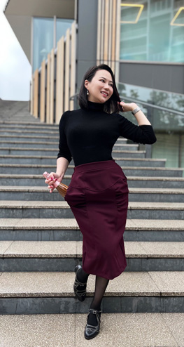 酒瓶が自然に出てくるタイトスカート・赤