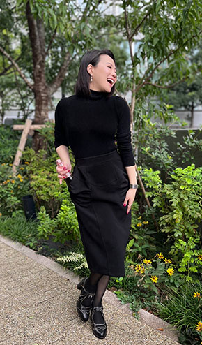 酒瓶が自然に出てくるタイトスカート・黒