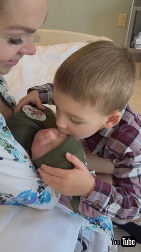 「Big Brother Meeting Little Brother For the First Time || ViralHog」