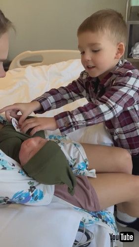 「Big Brother Meeting Little Brother For the First Time || ViralHog」