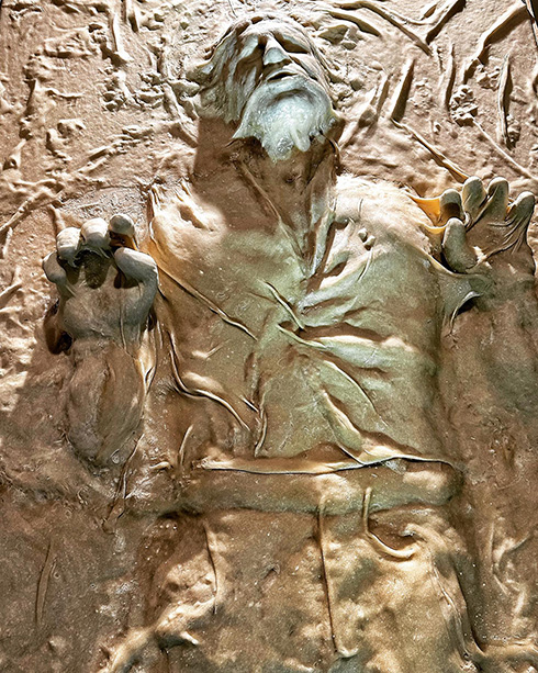 ハン・ソロの炭素冷凍を再現したパン屋さんの技がすごい　スターウォーズの世界観をパンで表現したパン・ソロ