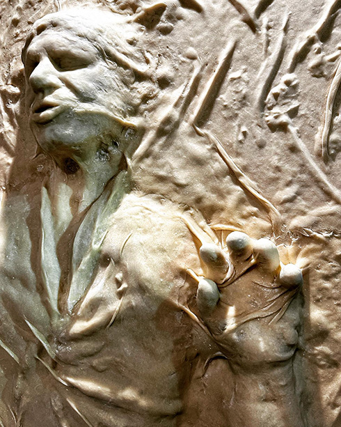 ハン・ソロの炭素冷凍を再現したパン屋さんの技がすごい　スターウォーズの世界観をパンで表現したパン・ソロ